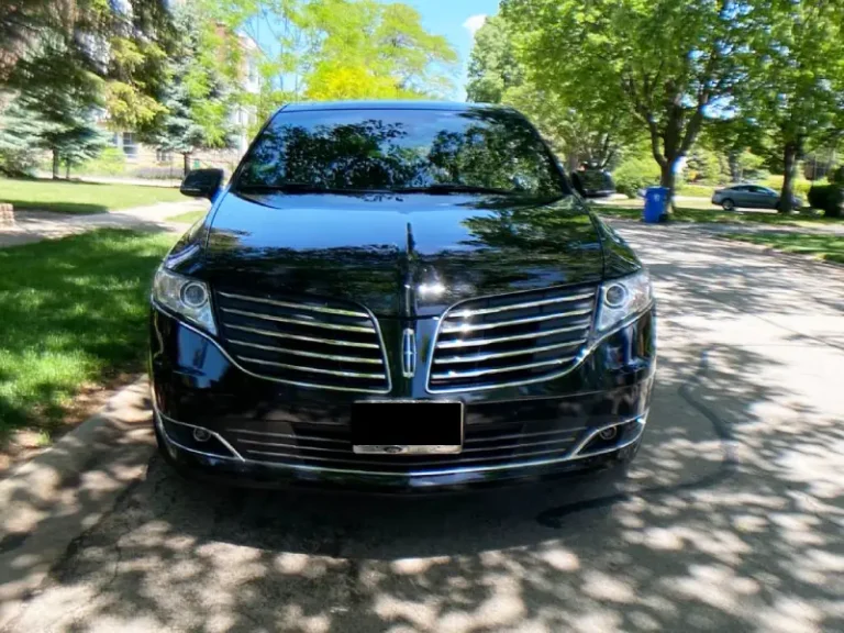 Lincoln MKT front view
