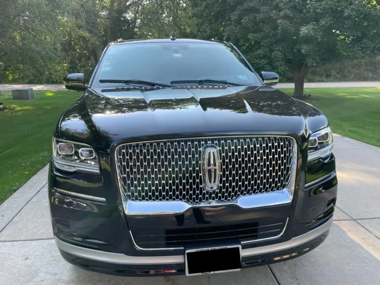Lincoln Navigator front view