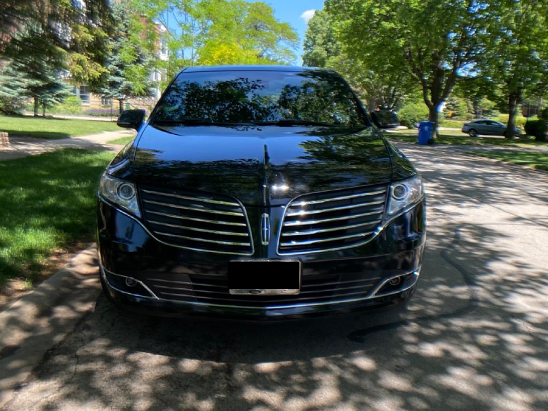 Lincoln MKT Front view