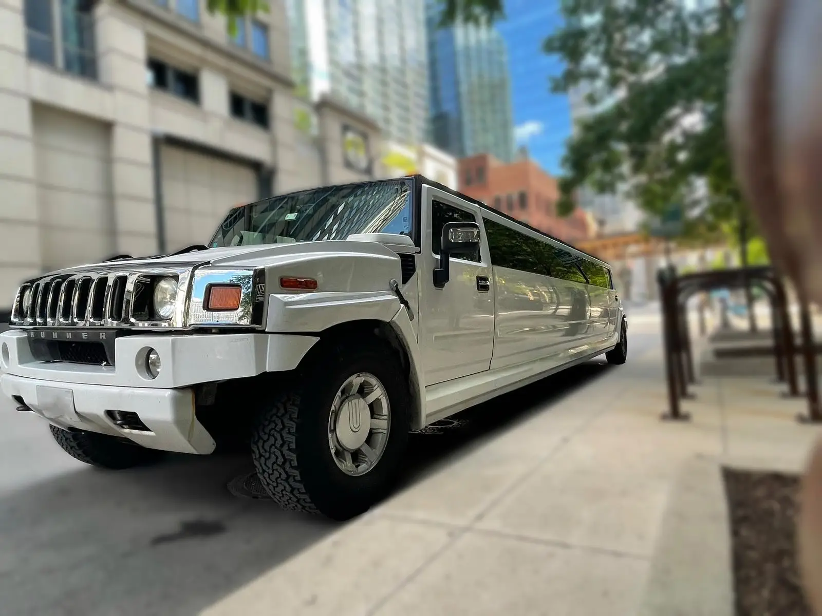 hummer limo right side view
